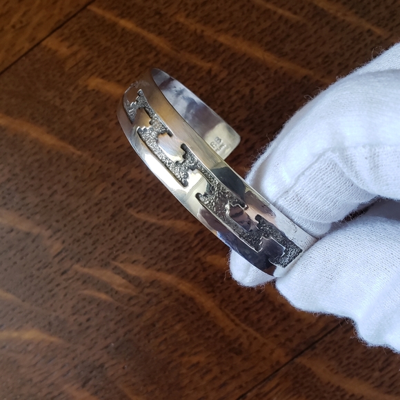 Vintage Navajo Sterling cuff by Richard Begay - Picture 2 of 4
